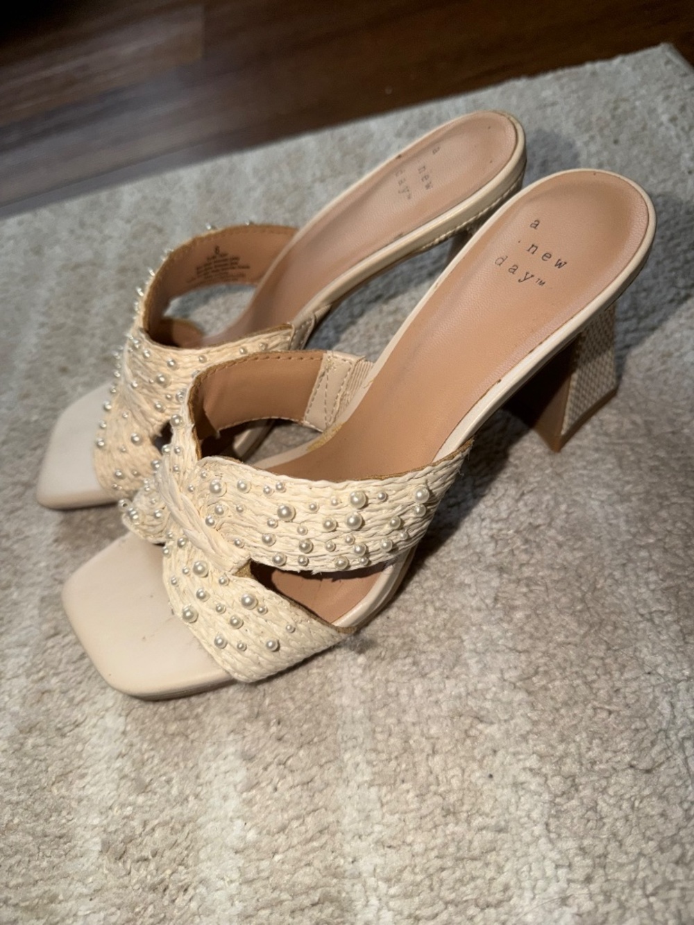 White slide on heels - Picture 3 of 4